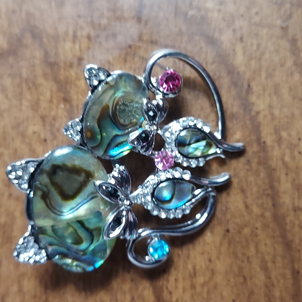 KUAIOUU  Green and Pink Cat Brooch